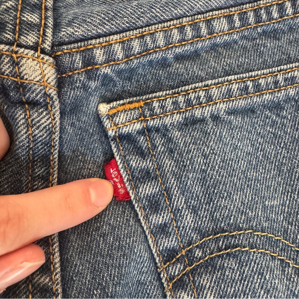 Vintage Relaxed Fit Levi’s 550 - Picture 9 of 13
